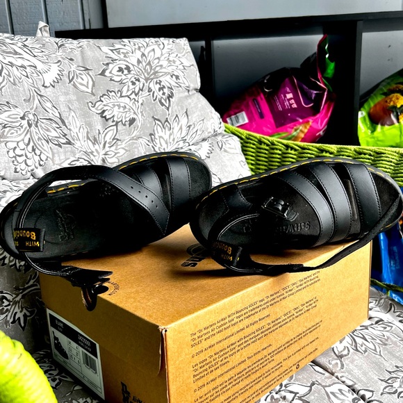 *Like New/Worn once Doc Marten’s Black Leather sandals, Size 6 - Picture 1 of 8